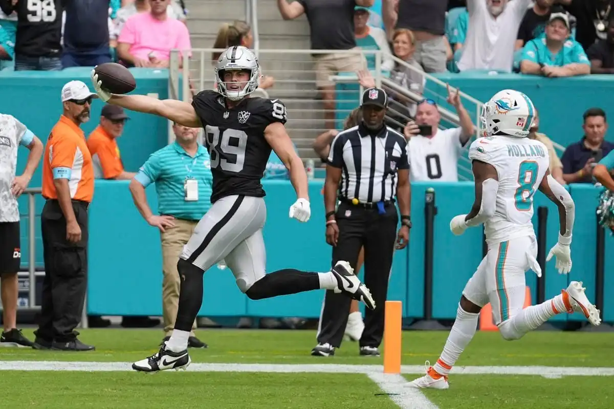 nxnoticias.com-la-sensacion-raiders-brock-bowers-supera-marca-de-recepciones-en-la-nfl