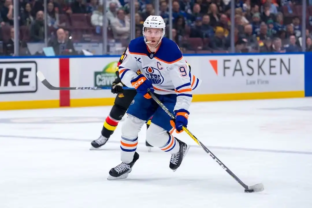 nxnoticias.com-agresion-en-la-nhl-connor-mcdavid-sancionado-tres-partidos-por-bastonazo-a-garland