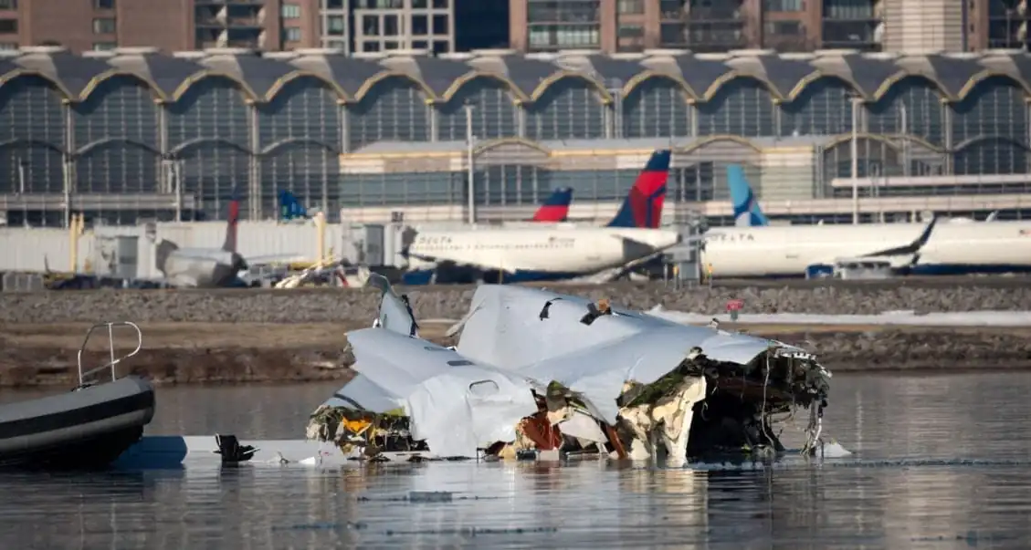 nxnoticias.com-retoman-operacion-de-rescate-de-cuerpos-en-rio-potomac-tras-colision-de-aeronaves