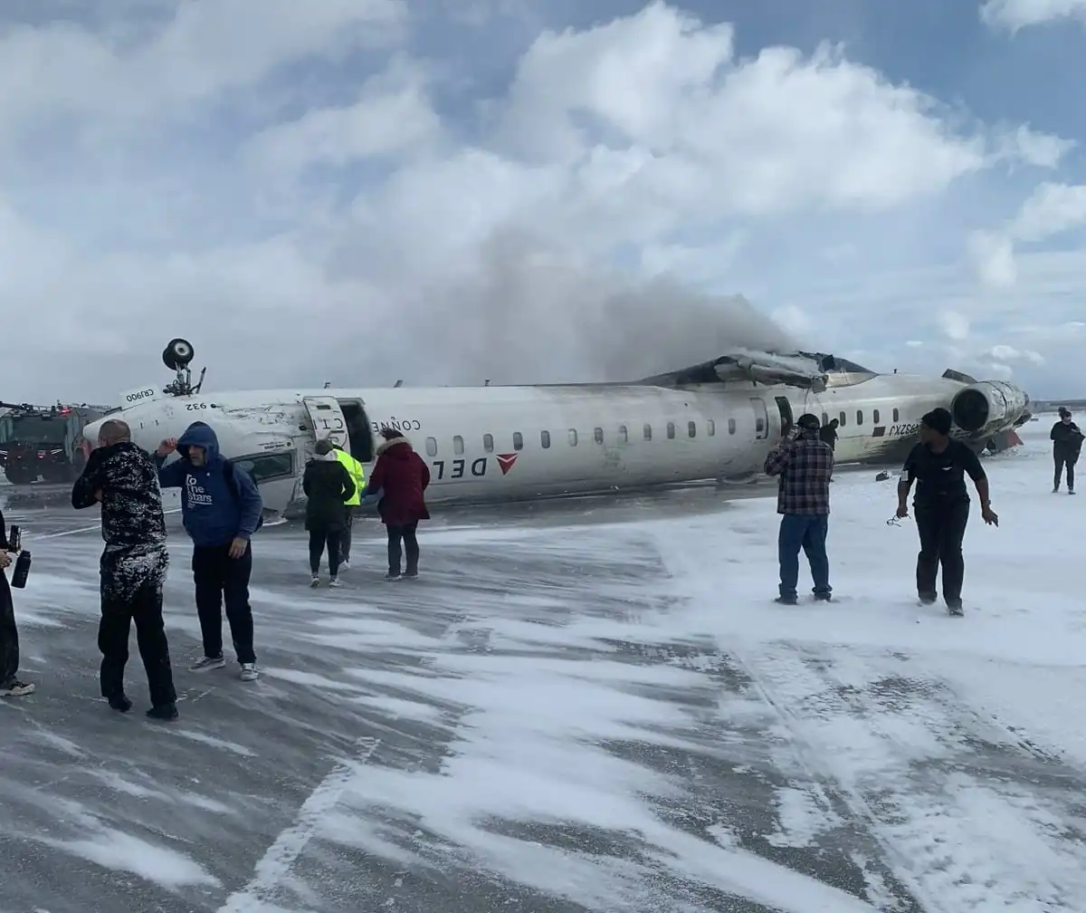nxnoticias.com-avion-vuelca-al-aterrizar-en-toronto-queda-de-cabeza