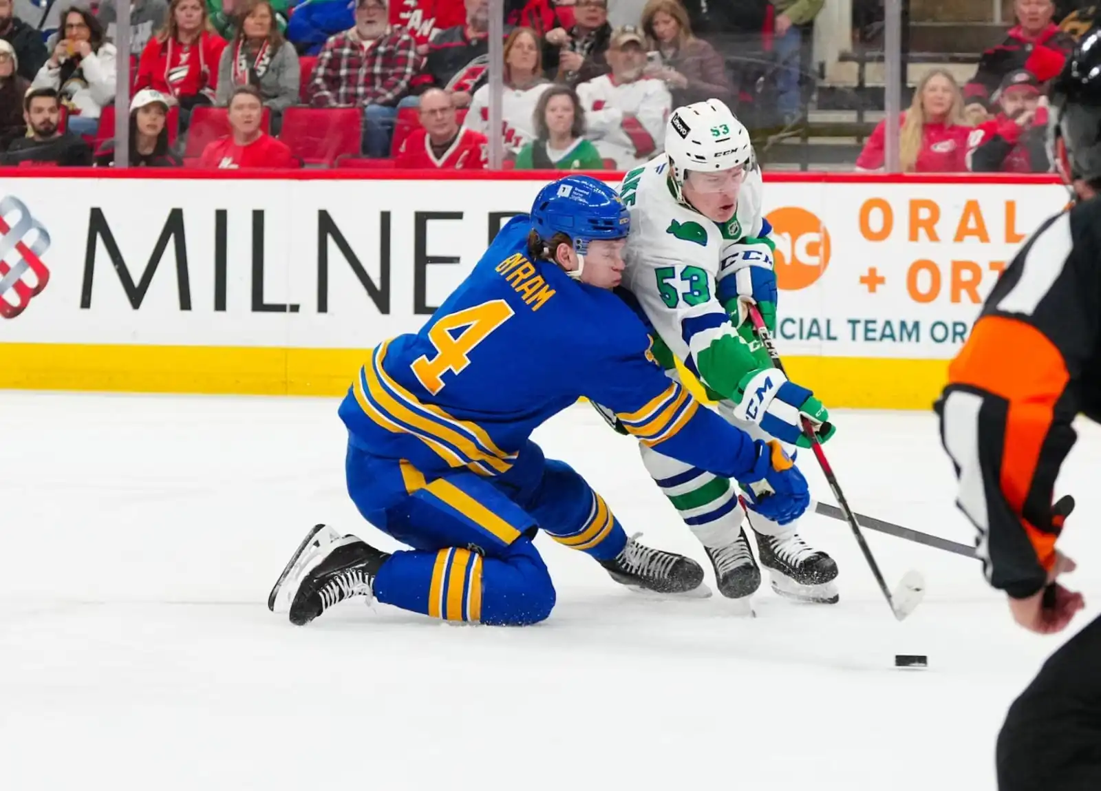nxnoticias.com-tension-en-la-nhl-kotkaniemi-y-cozens-protagonizan-fuerte-enfrentamiento