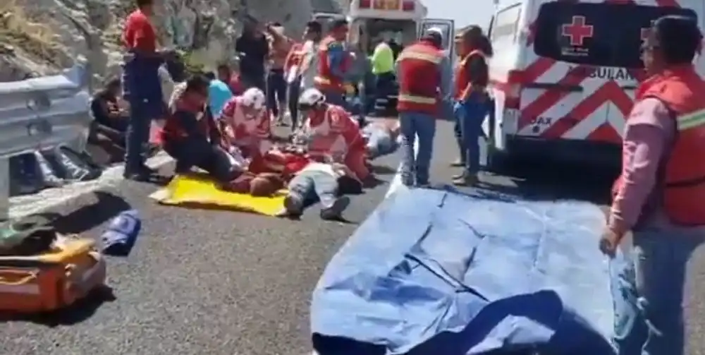 nxnoticias.com-aumenta-a-18-el-numero-de-muertos-tras-volcadura-de-autobus-en-oaxaca
