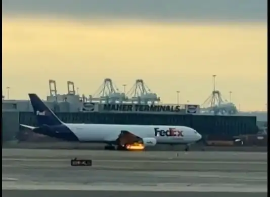 nxnoticias.com-con-motor-en-llamas-avion-aterriza-de-emergencia-en-nueva-jersey