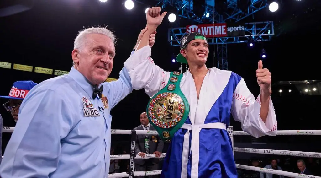 nxnoticias.com-sebastian-fundora-defiende-con-exito-sus-titulos-superwelter-al-vencer-a-chordale-booker