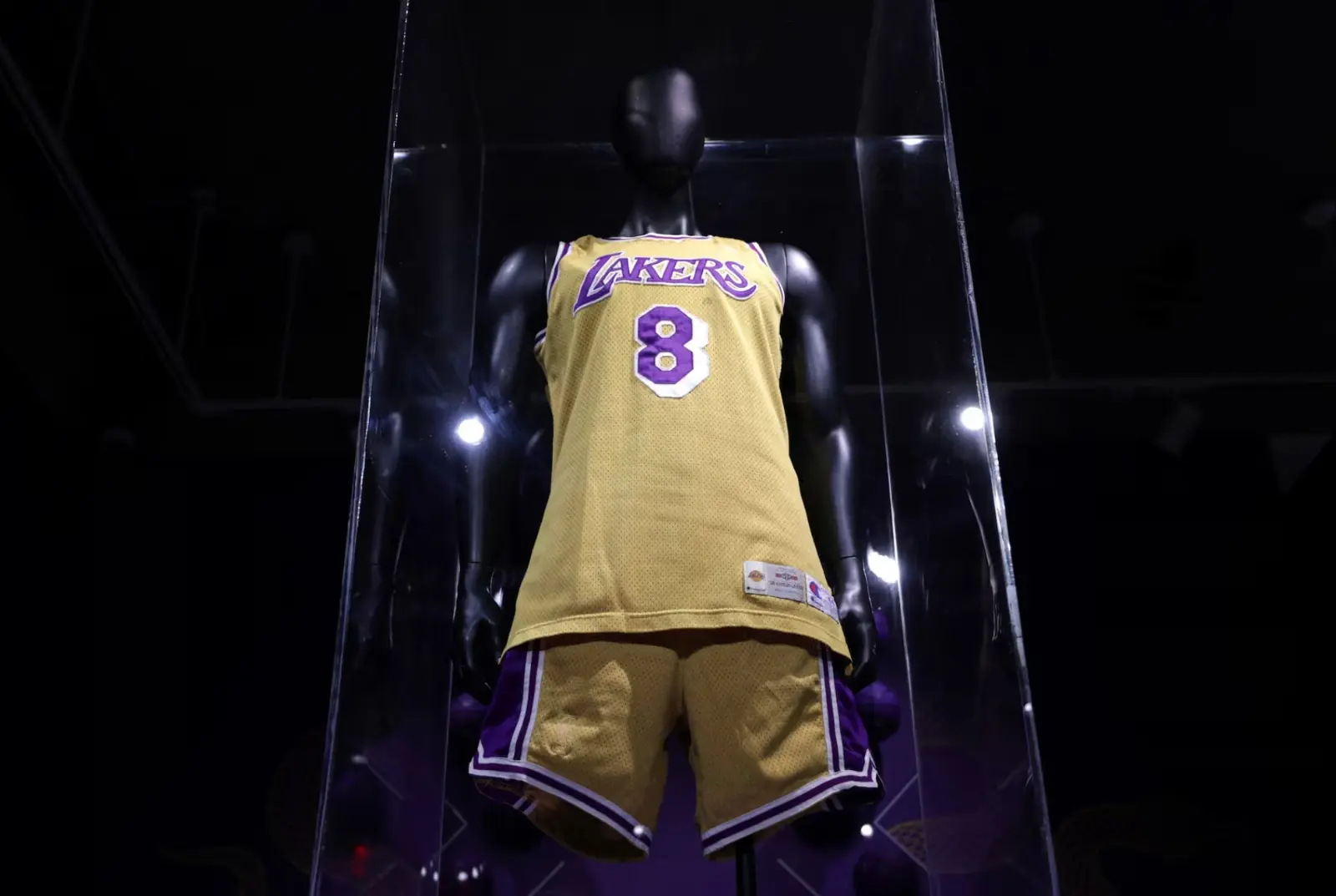 nxnoticias.com-kobe-inmortal-subastan-su-camiseta-debut-por-7-millones-de-dolares