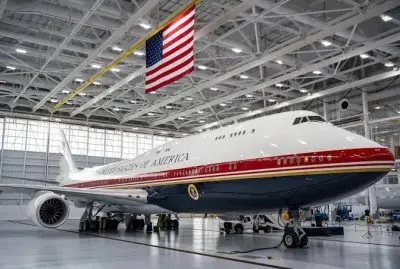 Avión presidencial Air Force One en pista de aterrizaje bajo medidas de seguridad.