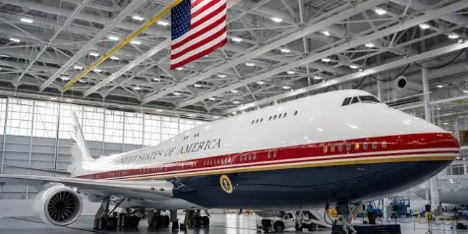 Avión presidencial Air Force One en pista de aterrizaje bajo medidas de seguridad.