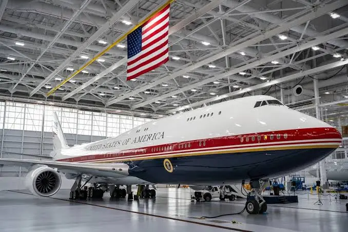 Avión presidencial Air Force One en pista de aterrizaje bajo medidas de seguridad.