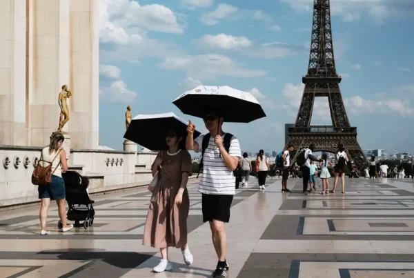 Vista de la Torre Eiffel durante la ola de calor de julio 2026 en París.