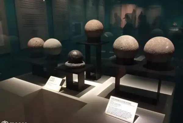 INAH prepara protocolo para exhibición de pelotas de hule mesoamericanas.