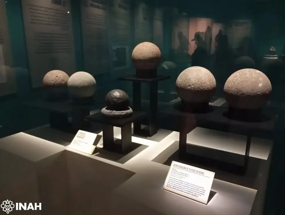 INAH prepara protocolo para exhibición de pelotas de hule mesoamericanas.
