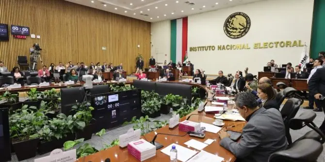 Mexicanos mantienen confianza en el INE.
