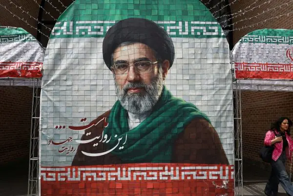 Valla publicitaria de Mojtaba Khamenei.