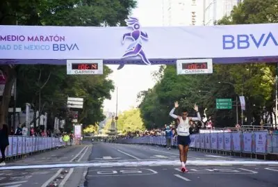 Jorge Luis Cruz, tercer lugar del Medio Maratón CDMX 2026.