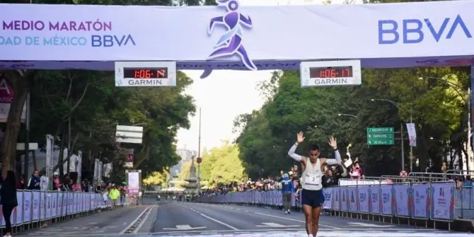 Jorge Luis Cruz, tercer lugar del Medio Maratón CDMX 2026.