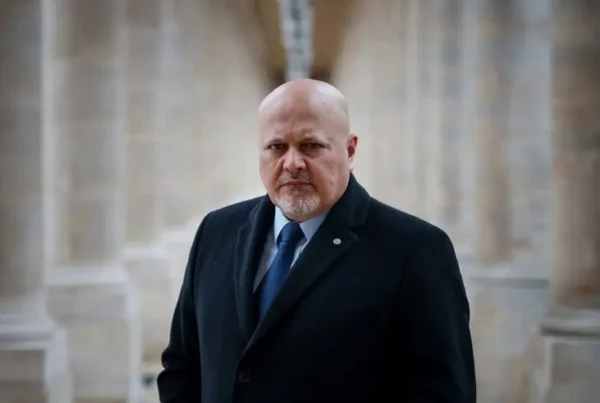 Karim Khan es relevado de la Corte Penal Internacional.