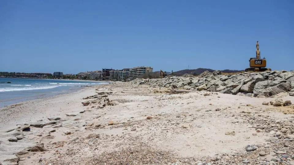 SEMARNAT frena desarrollo en Playa Las Cocinas.