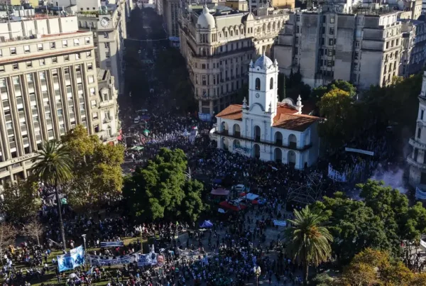 Nuevas protestas en Argentina contra ajustes de Milei.