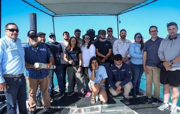 Jóvenes de San Felipe capacitándose como observadores de la vaquita marina con equipo especializado.
