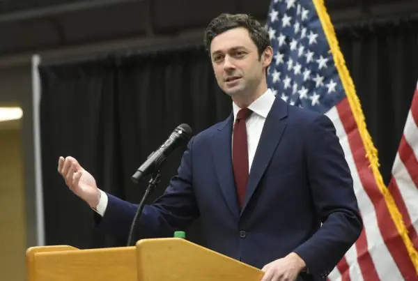Senador Jon Ossoff critica guerra de Trump.
