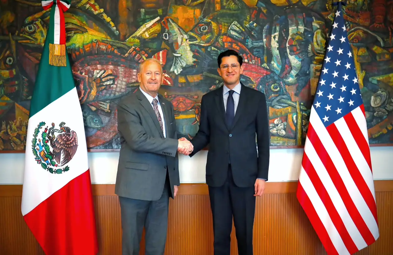 Se reúnen embajadores de EU y México.