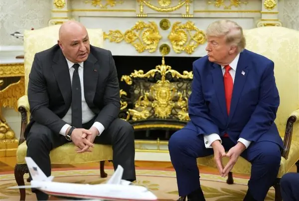 Trump se reúne con presidente de Líbano.