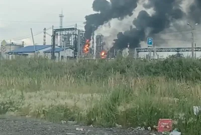 Ucrania ataca refinerías en Rusia.