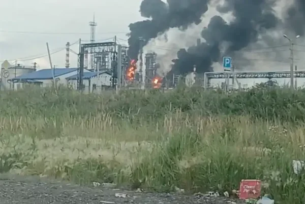 Ucrania ataca refinerías en Rusia.