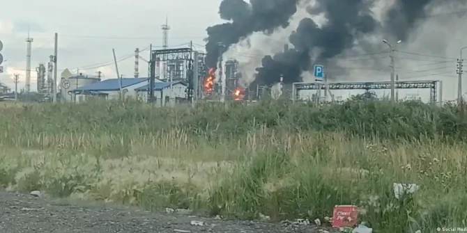 Ucrania ataca refinerías en Rusia.