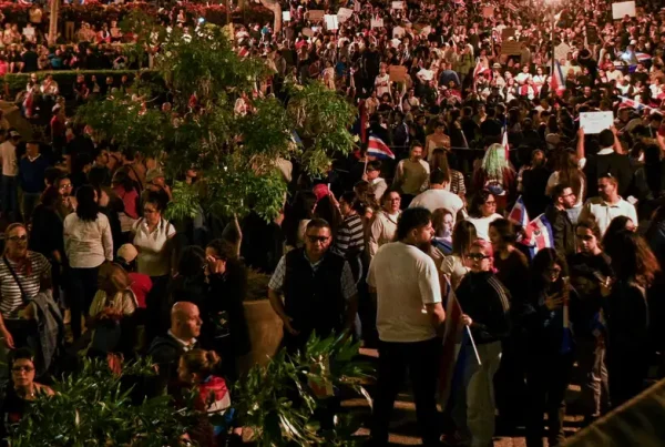 Miles de ciudadanos se manifiestan en Costa Rica.