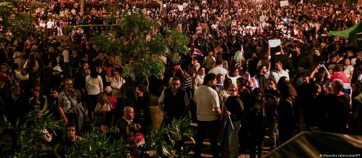 Miles de ciudadanos se manifiestan en Costa Rica.