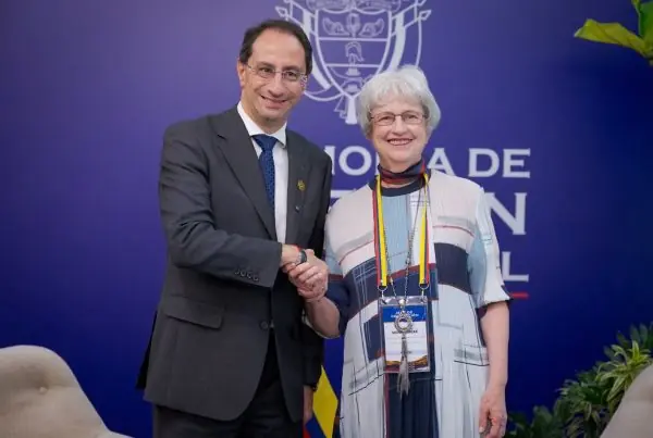 Raquel Serur Smeke asiste a investidura de Abelardo de la Espriella.
