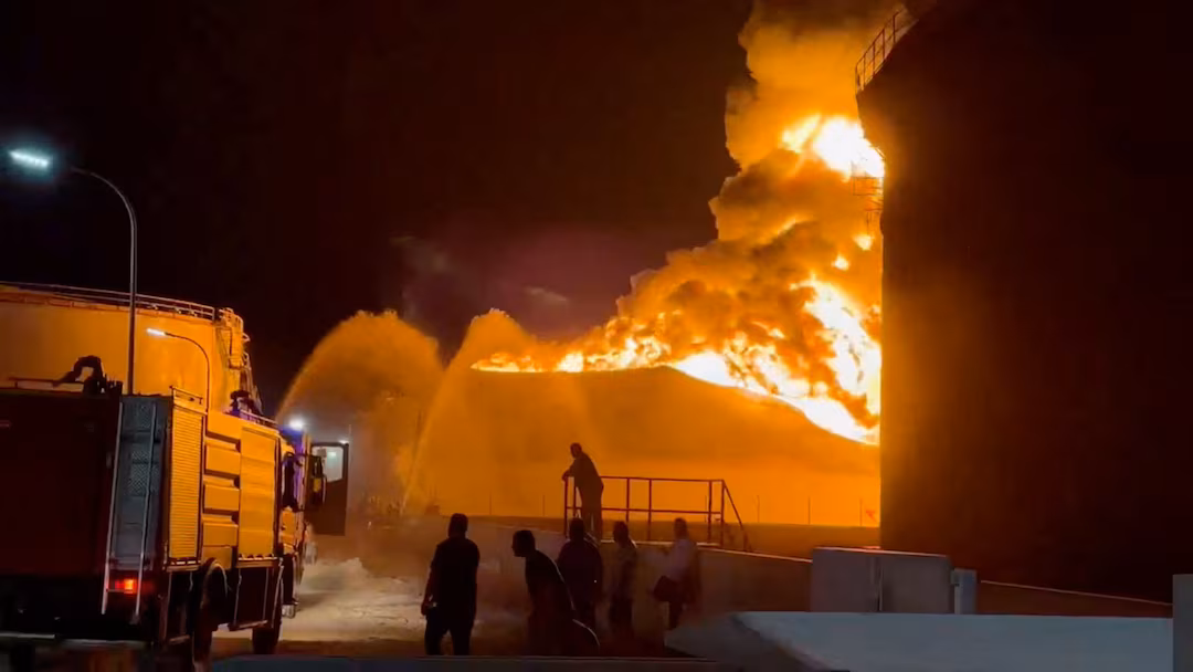 Apagón por ataque a planta en Zawiya.