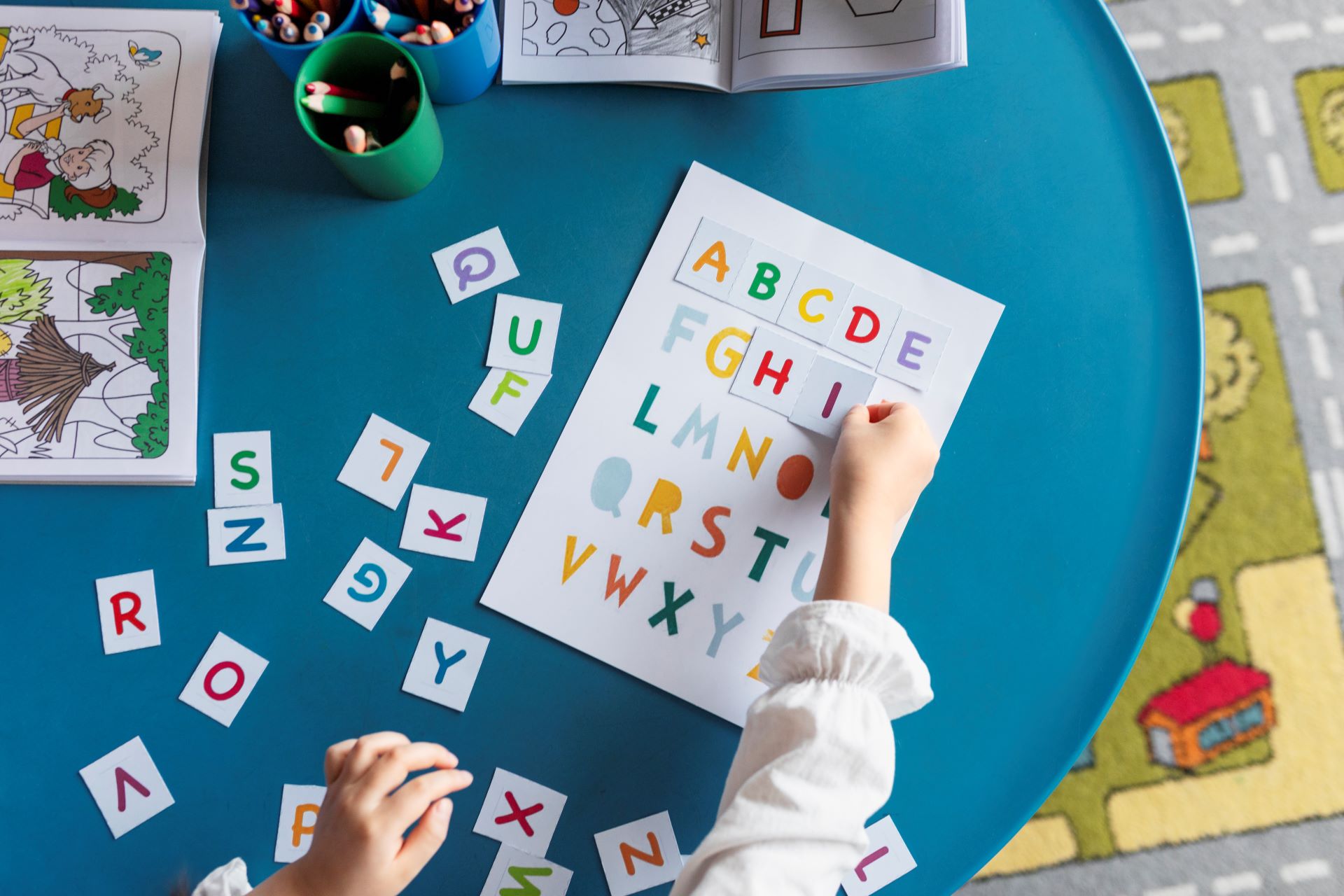 criança brincando com letras em papel