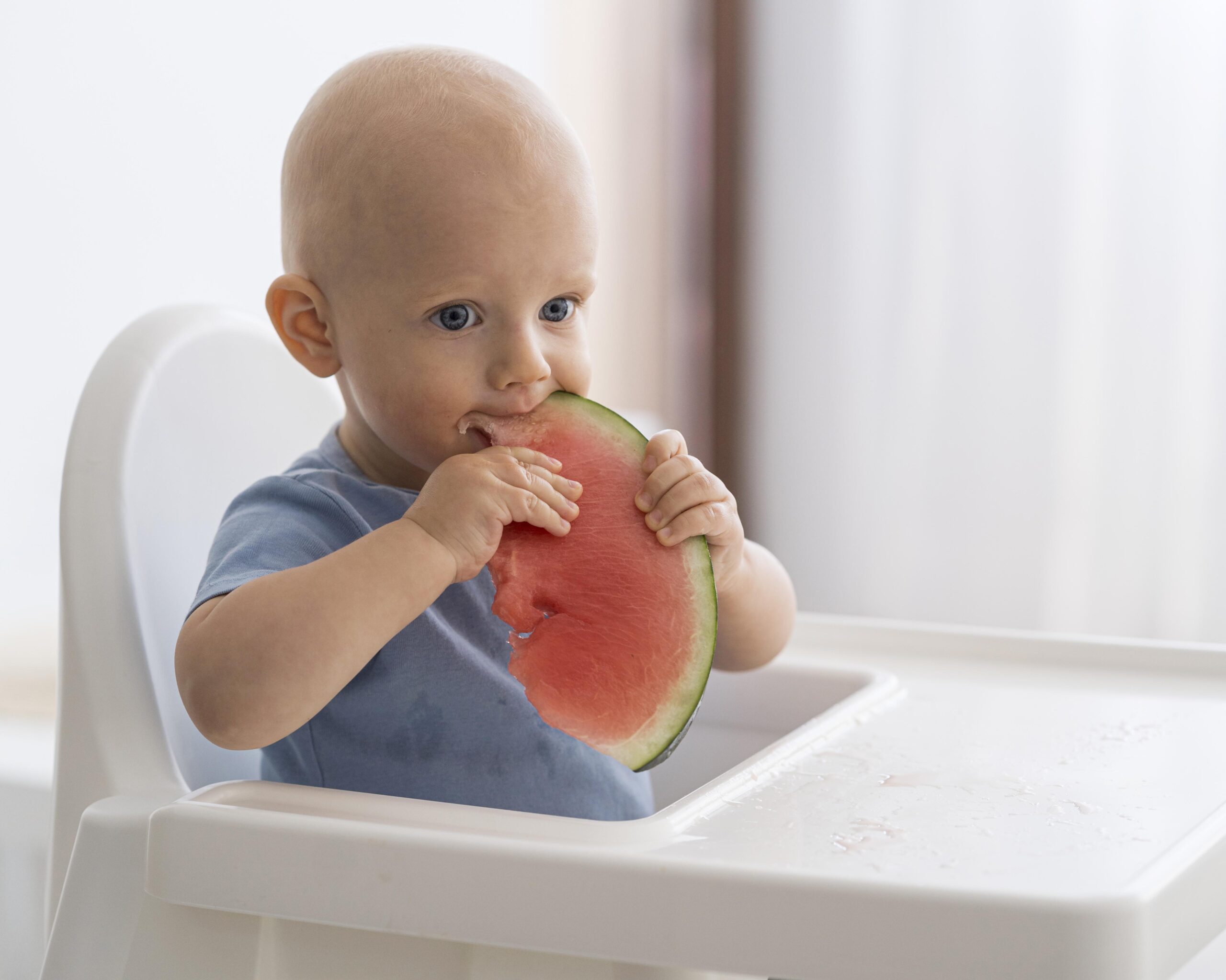 beb&ecirc; brincando com comida