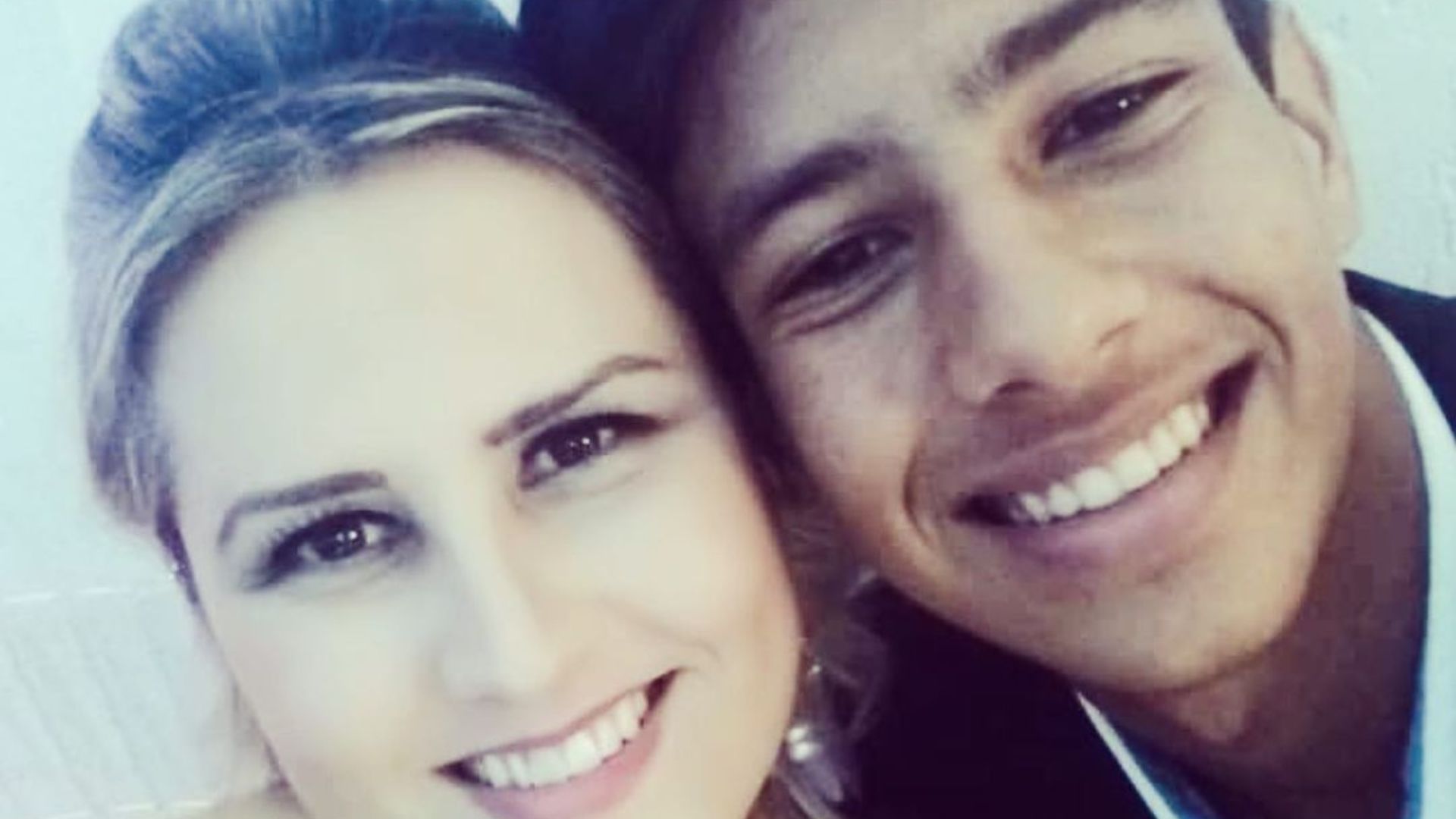 M&atilde;e e filho posando para fotos