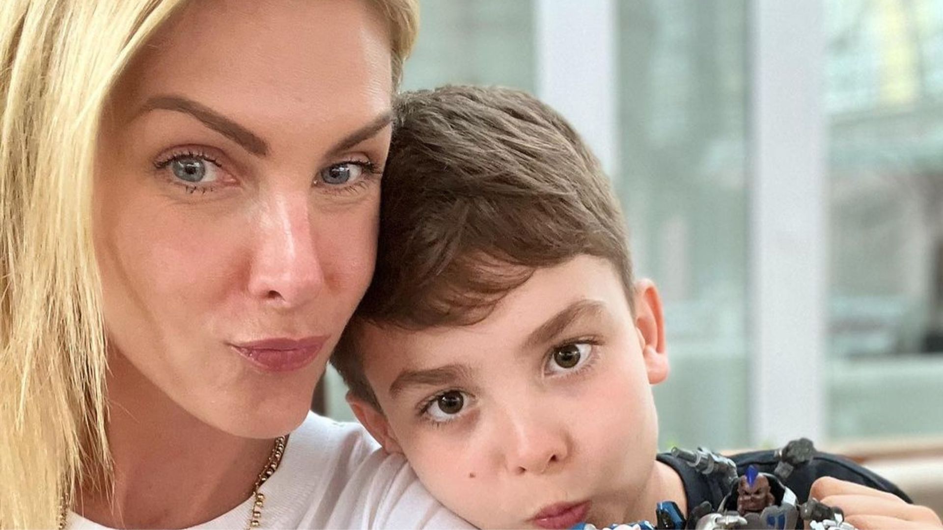 Ana Hickmann posando para foto com seu filho