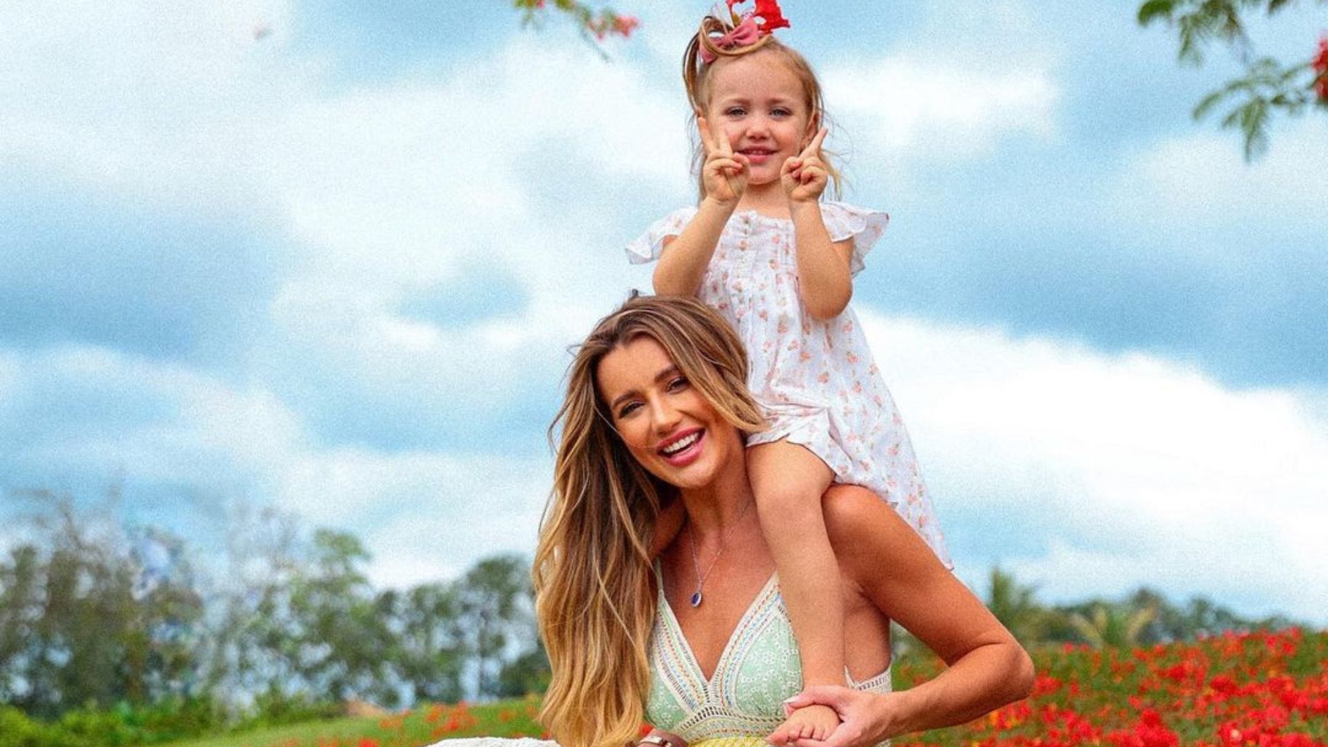 Mãe e filha posando para fotos
