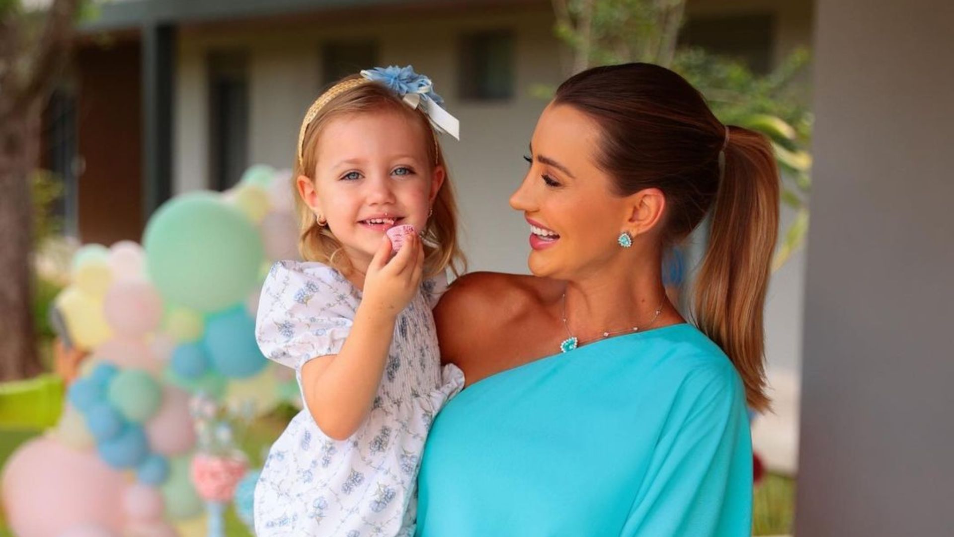 Mãe e filha comemorando aniversário
