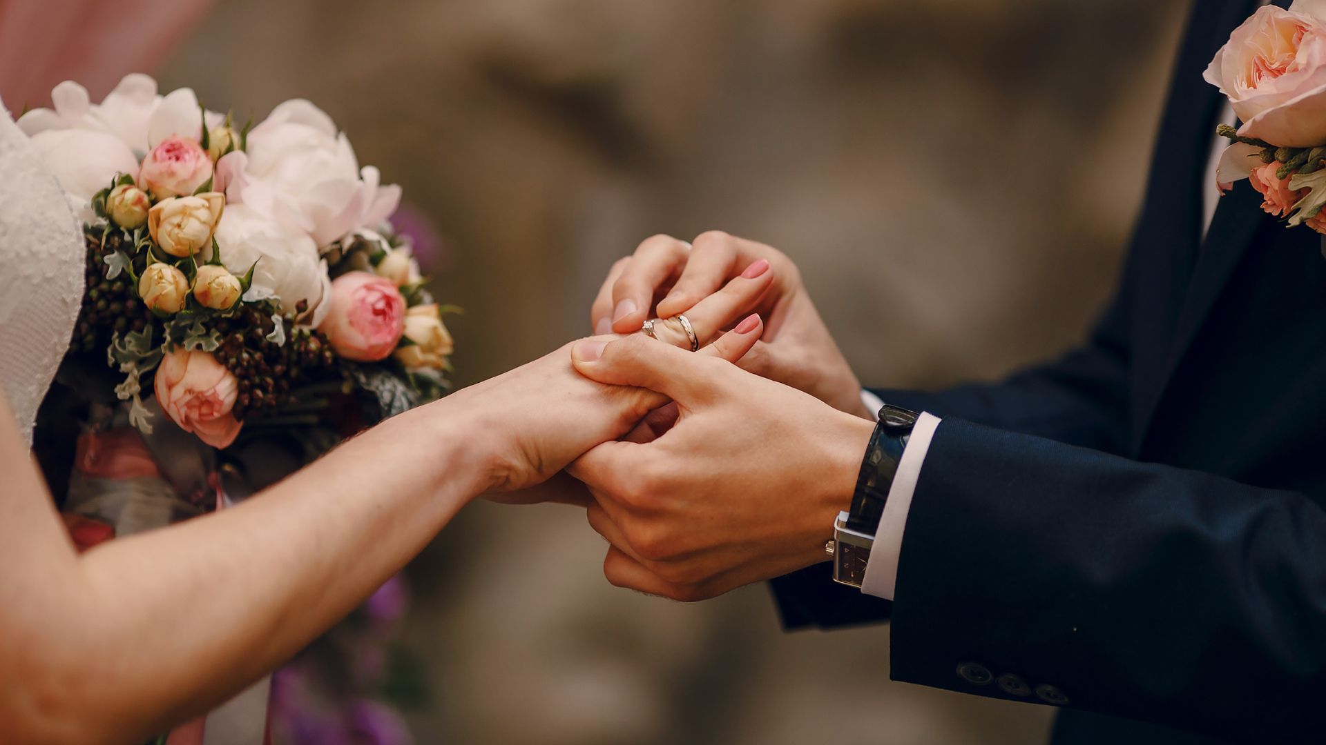 Casal trocando alian&ccedil;as
