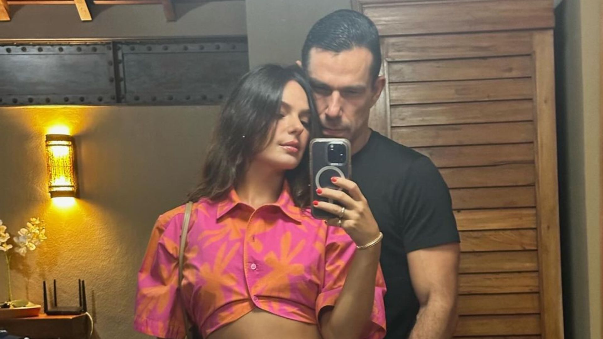 Casal posando para foto
