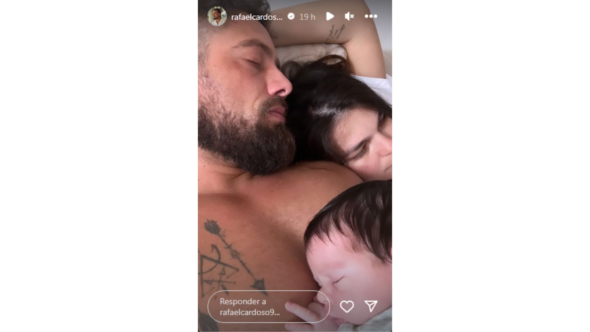 Rafael Cardoso ao lado da filha e da m&atilde;e da beb&ecirc;