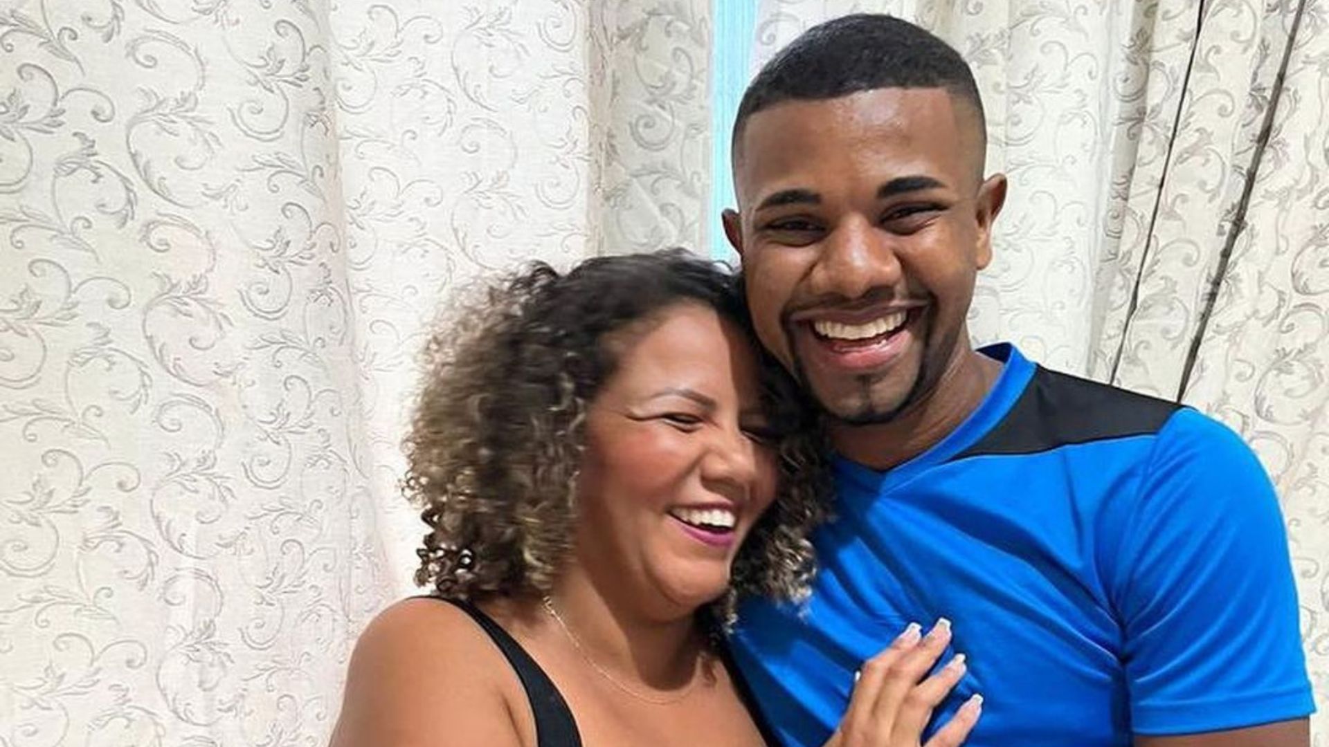 Casal posando para foto
