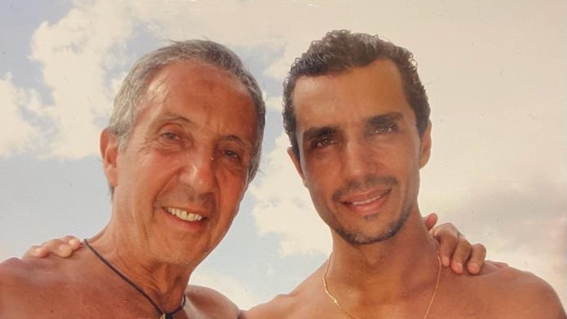 Pai e filho posando para foto