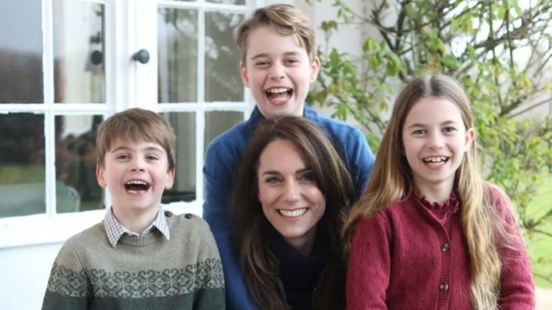 Kate Middleton ao lado dos filhos George, Charlotte e Louis