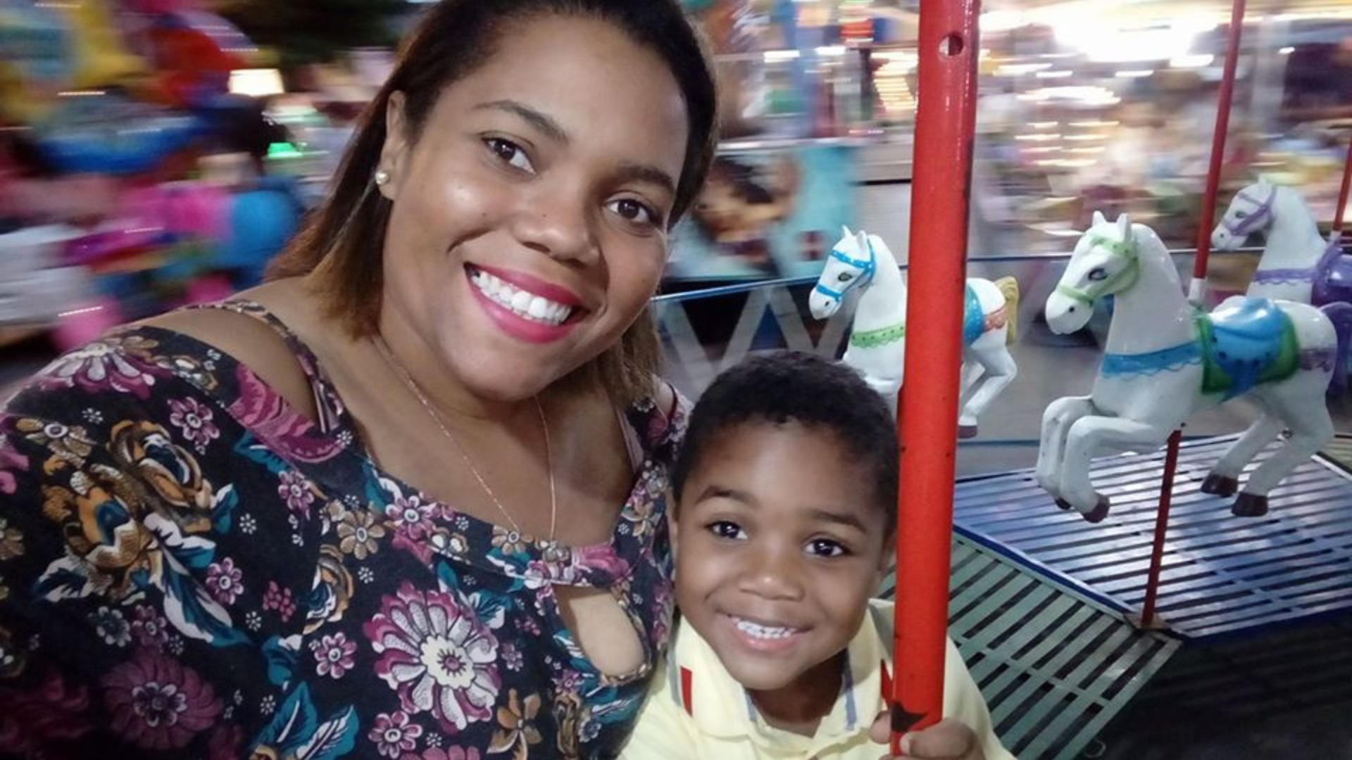 Miguel e m&atilde;e no carrocel