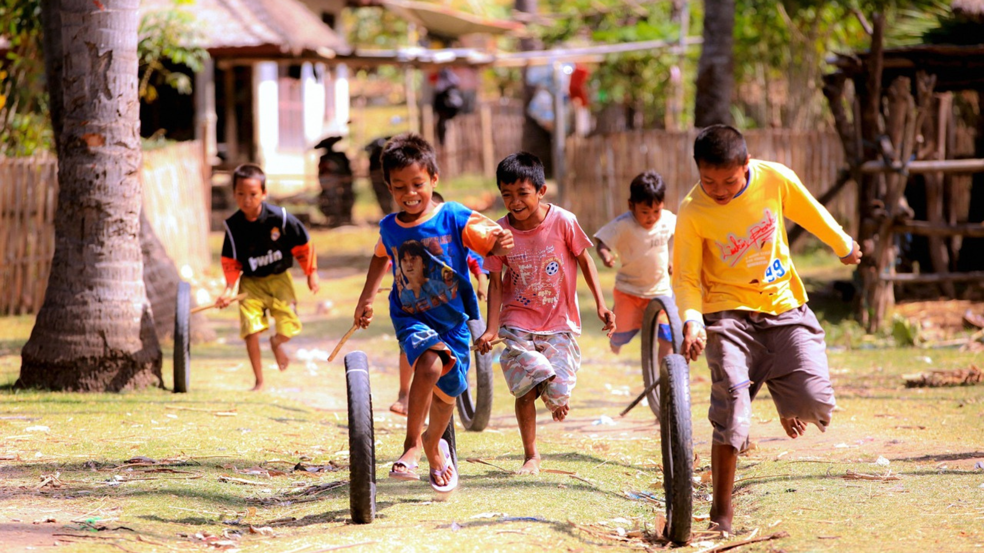 Crian&ccedil;as brincando