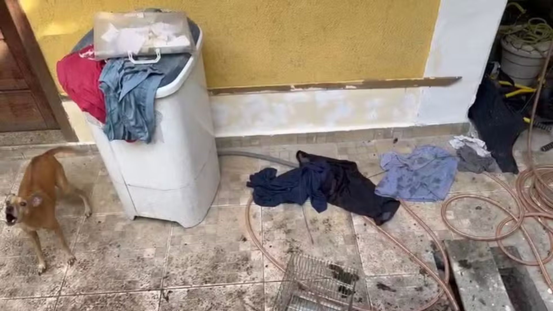 Roupas espalhadas no ch&atilde;o