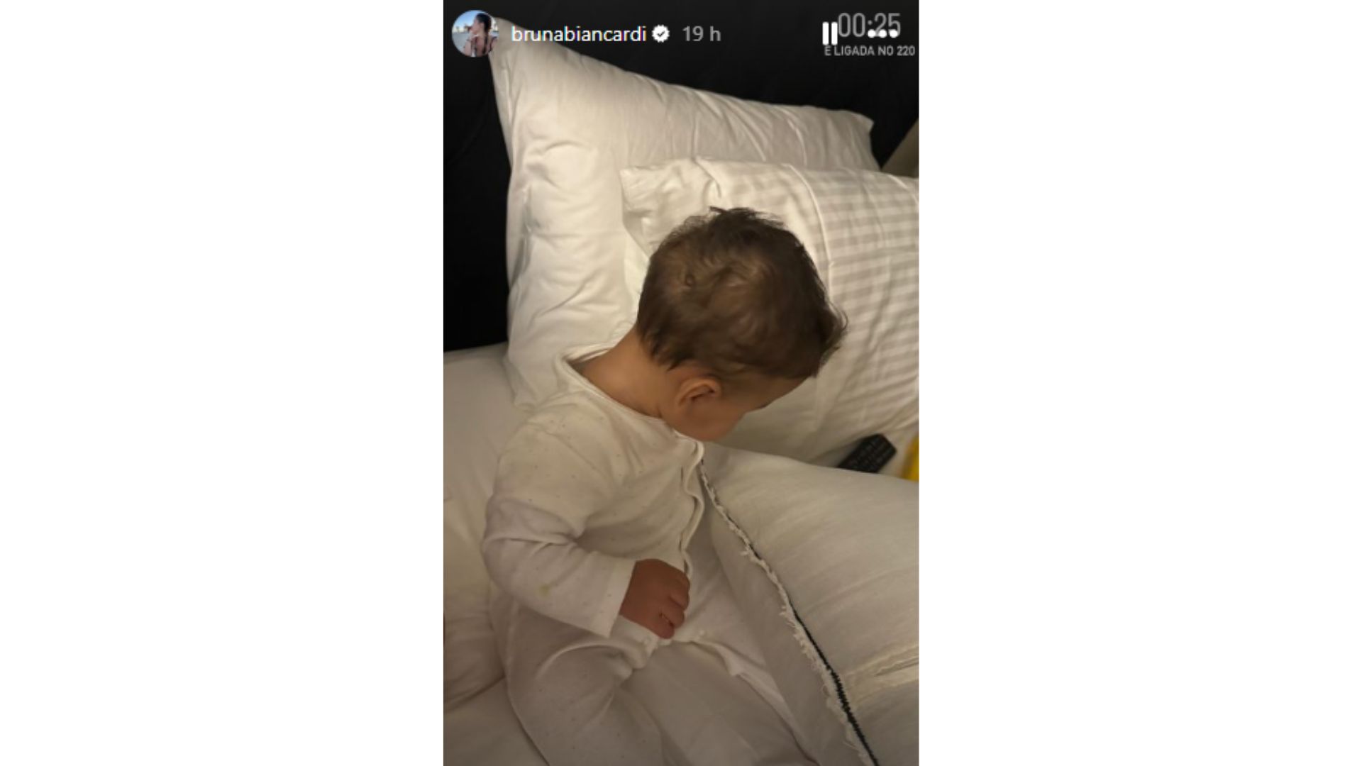 Bebê sentado na cama