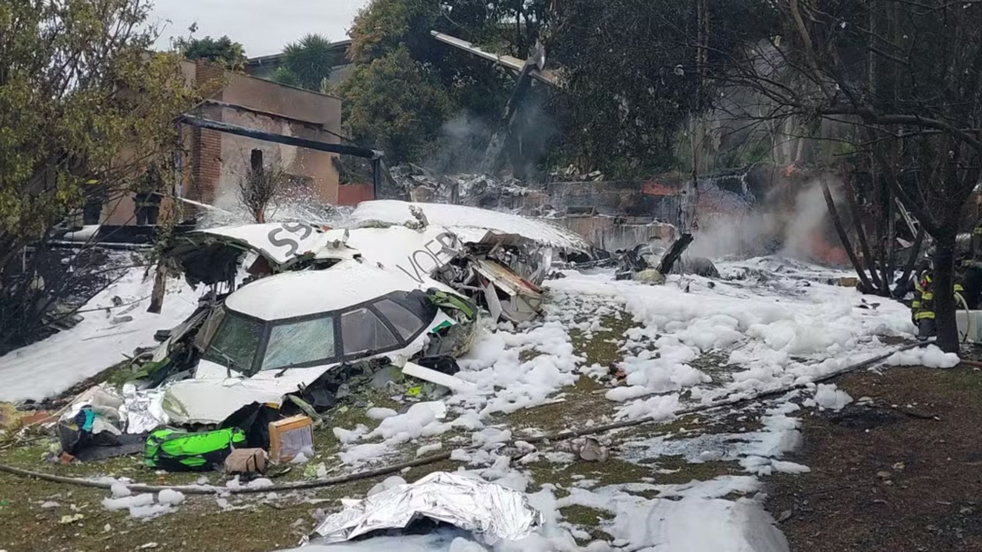 avi&atilde;o caiu em vinhedo